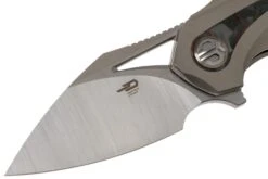 Bestech Nuke BT2107B Bronze Titanium, Red Marbled Carbonfiber, Satin Couteau De Poche, Kombou Design -Couteaux Soldes BHBT2107B 03 bestech