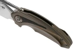 Bestech Nuke BT2107B Bronze Titanium, Red Marbled Carbonfiber, Satin Couteau De Poche, Kombou Design -Couteaux Soldes BHBT2107B 07 bestech