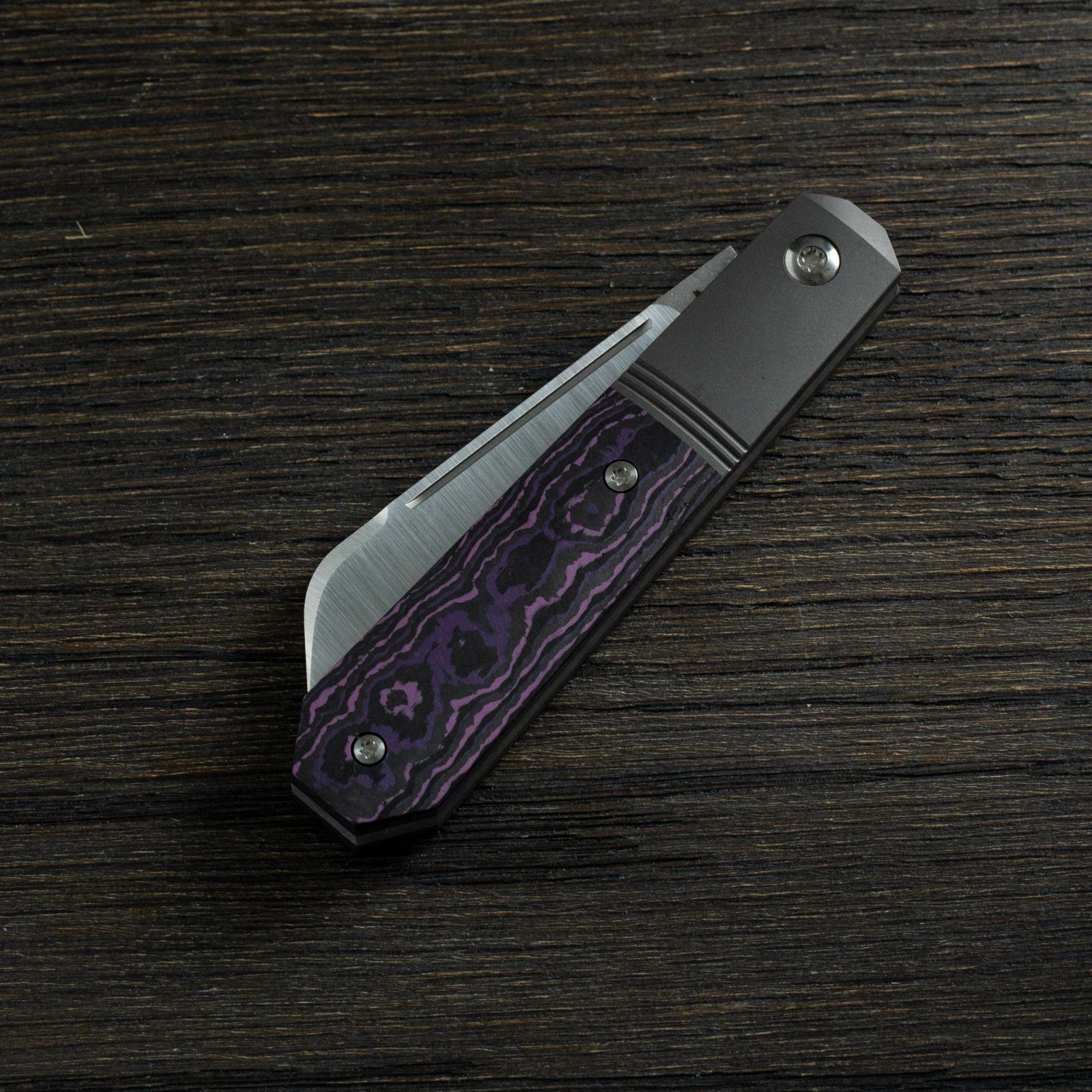 Jack Wolf Midnight Jack, Fat Carbon Purple Haze MIDNI-01-FCP Couteaux De Poche Slipjoint 4 Jack Wolf Midnight Jack, Fat Carbon Purple Haze MIDNI-01-FCP Couteaux De Poche Slipjoint - Image 2