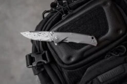 LionSteel TRE DT GY Titanium, Thor Damast -Couteaux Soldes LI TRE DT GY 10 lionsteel li tre dt gy 09 sfeerfoto