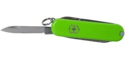 Victorinox Classic SD Colors, Smashed Avocado 0.6223.43G Couteau Suisse -Couteaux Soldes VT0 6223 43G 03 victorinox